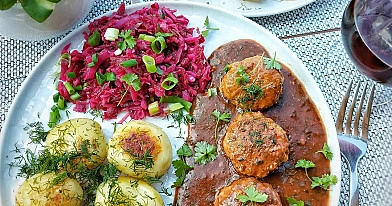 Kalakutienos kukuliai įdaryti varškės sūriu ir troškinti pomidorų padaže
