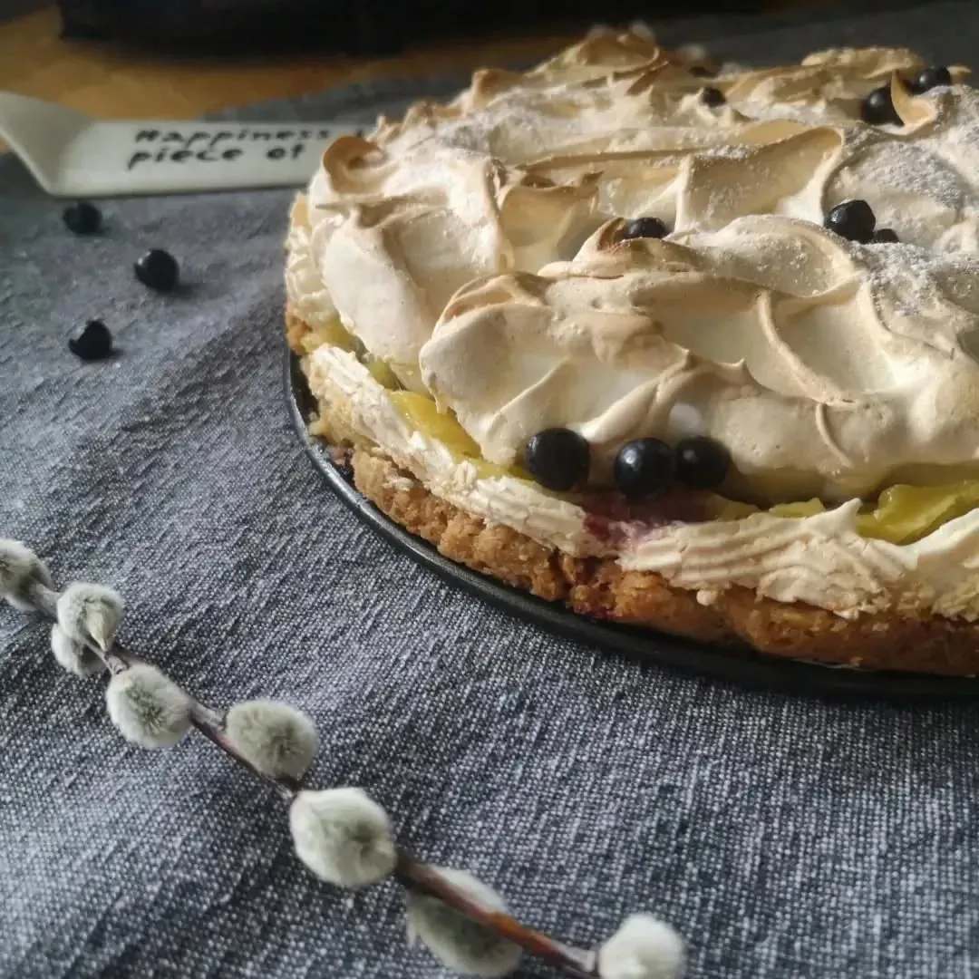 Morenginis pyragas su trupininiu pagrindu ir plikytu kremu