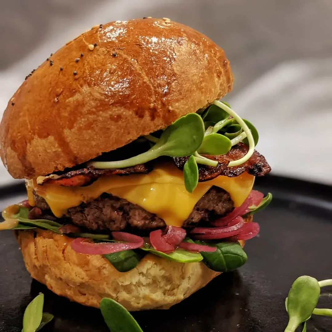 Sultingas jautienos hamburgeris namuose: kaip iškepti tobulą mėsos paplotėlį