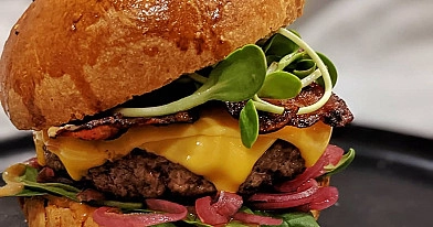 Sultingas jautienos hamburgeris namuose: kaip iškepti tobulą mėsos paplotėlį