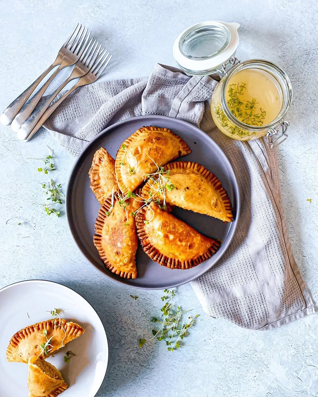 Turnovers - Ukrainietiški čeburekai su kopūstais ir grybais (pievagrybiais)