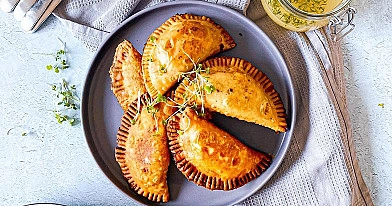Turnovers - Ukrainietiški čeburekai su kopūstais ir grybais (pievagrybiais)