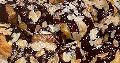 Profiteroles receptas - plikyti pyragaičiai su vaniliniu kremu ir šokolado glaistu