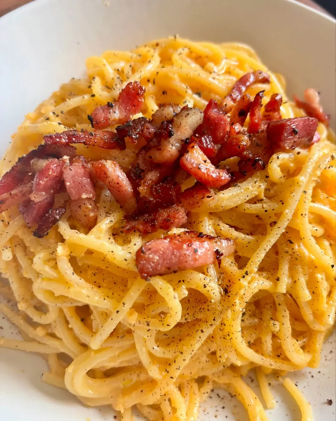 Pasta Carbonara - makaronai su šonine, kiaušinių tryniais ir sūriu