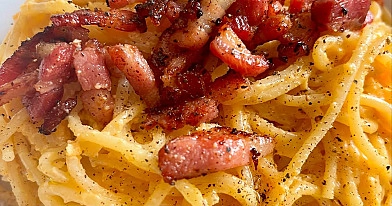 Pasta Carbonara - makaronai su šonine, kiaušinių tryniais ir sūriu