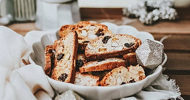 Cantucci - saldūs džiūvėsėliai (sausainiai) su spanguolėmis ir pistacijomis