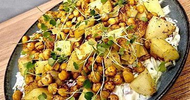 Bulvių - traškių avinžirnių salotos su jogurtiniu padažu 🥔🌿
