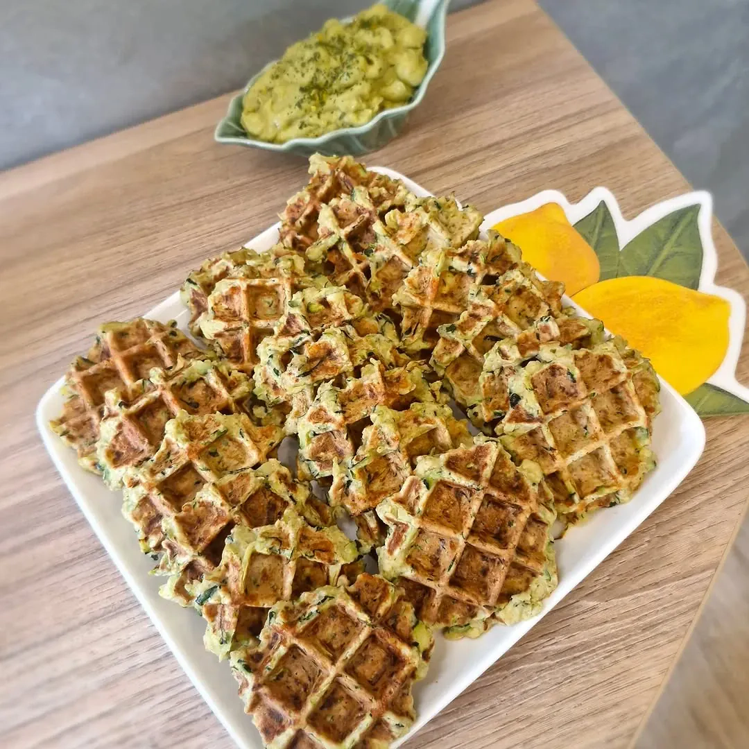 Burokine tarka tarkuotų cukinijų vafliai su avokado padažu 🥑🍋