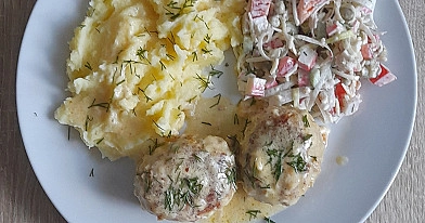 Kiaulienos kukuliai su perlinėmis kruopomis padaže