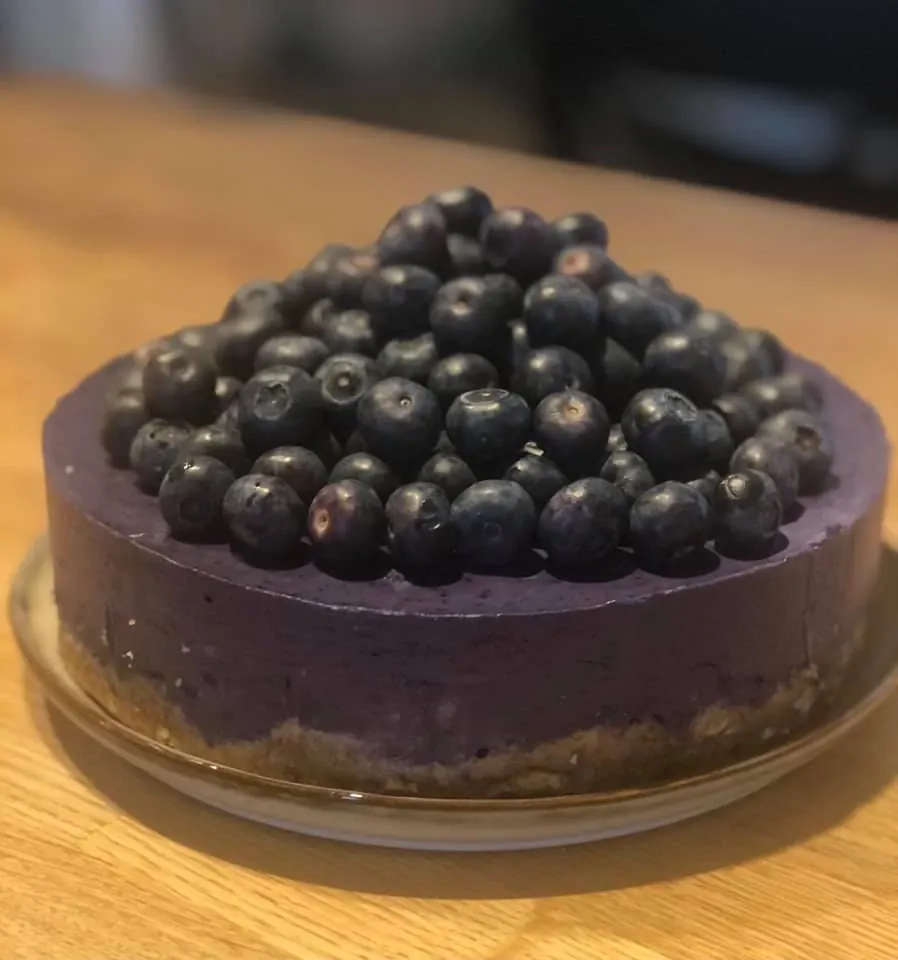 Nekeptas mėlynių ir anakardžių riešutų veganinis tortas