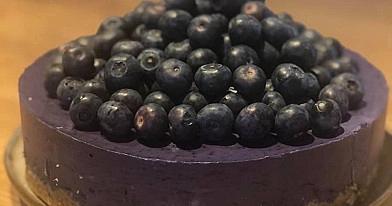 Nekeptas mėlynių ir anakardžių riešutų veganinis tortas