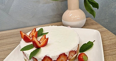 Sveikesnis graikiško jogurto ir kokosų kremo tortas "Vasara" su braškėmis 🍓