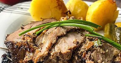 Kiaulienos nugarinės vyniotinis su rikota ir slyvomis