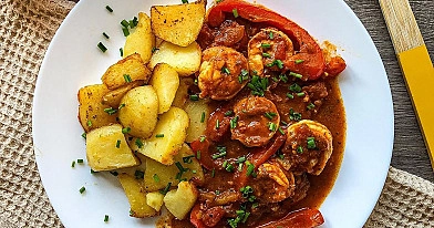 Krevetės troškinyje su pomidorais ir daržovėmis