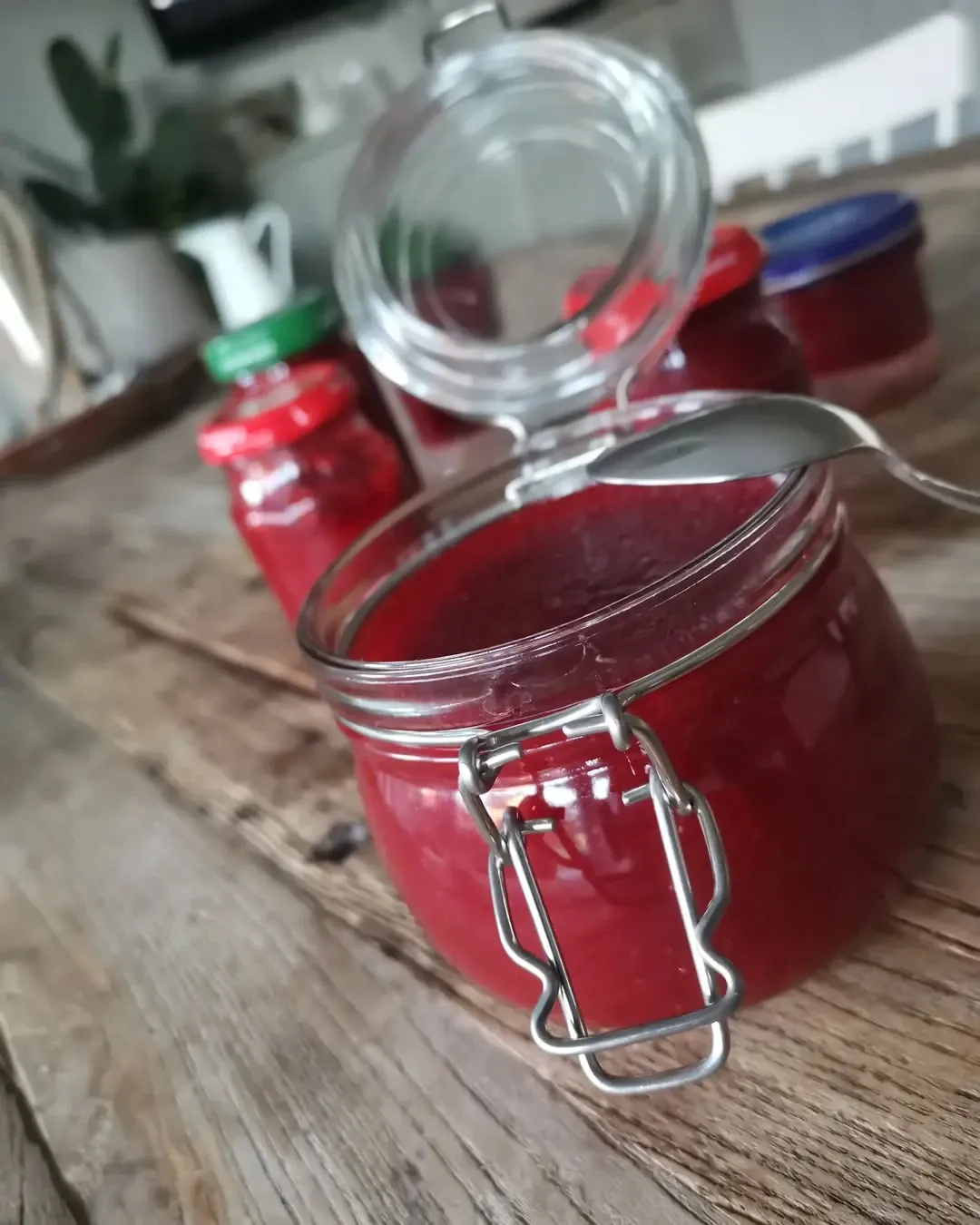 Naminis braškių ir kivių marmeladas - uogienė