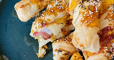 Sluoksniuotos tešlos juostelės su čederio sūriu ir serano kumpiu