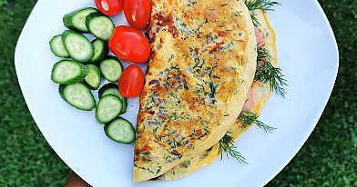 Omletas su sūdyta lašiša ir pienu