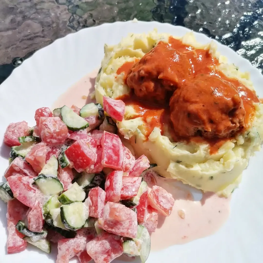 Mėsos faršo ir grikių kukuliai - tefteliai, grietinės ir pomidorų padaže