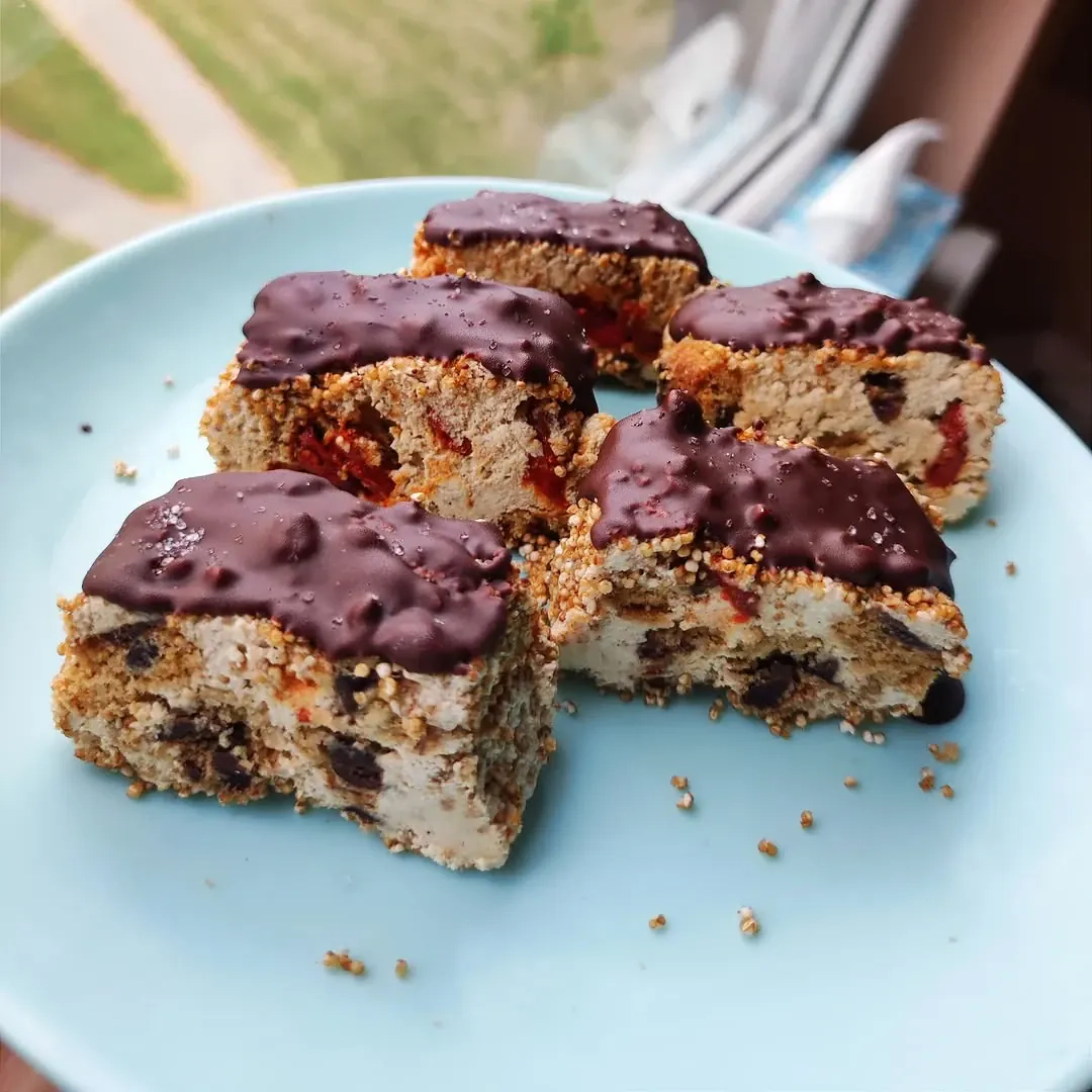 Veganiškas desertas su tofu, datulėmis, žemės riešutų sviestu ir juodu šokoladu