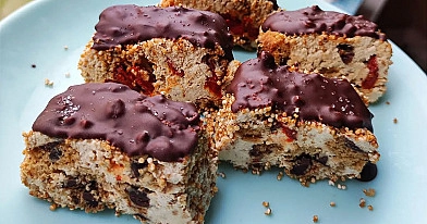 Veganiškas desertas su tofu, datulėmis, žemės riešutų sviestu ir juodu šokoladu