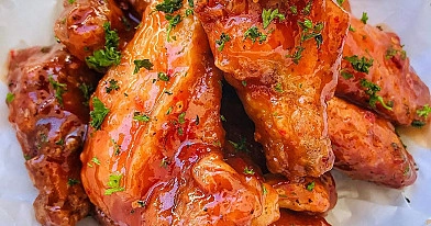 Saldūs vištienos sparneliai su soja, rudu cukrumi ir čili padažu