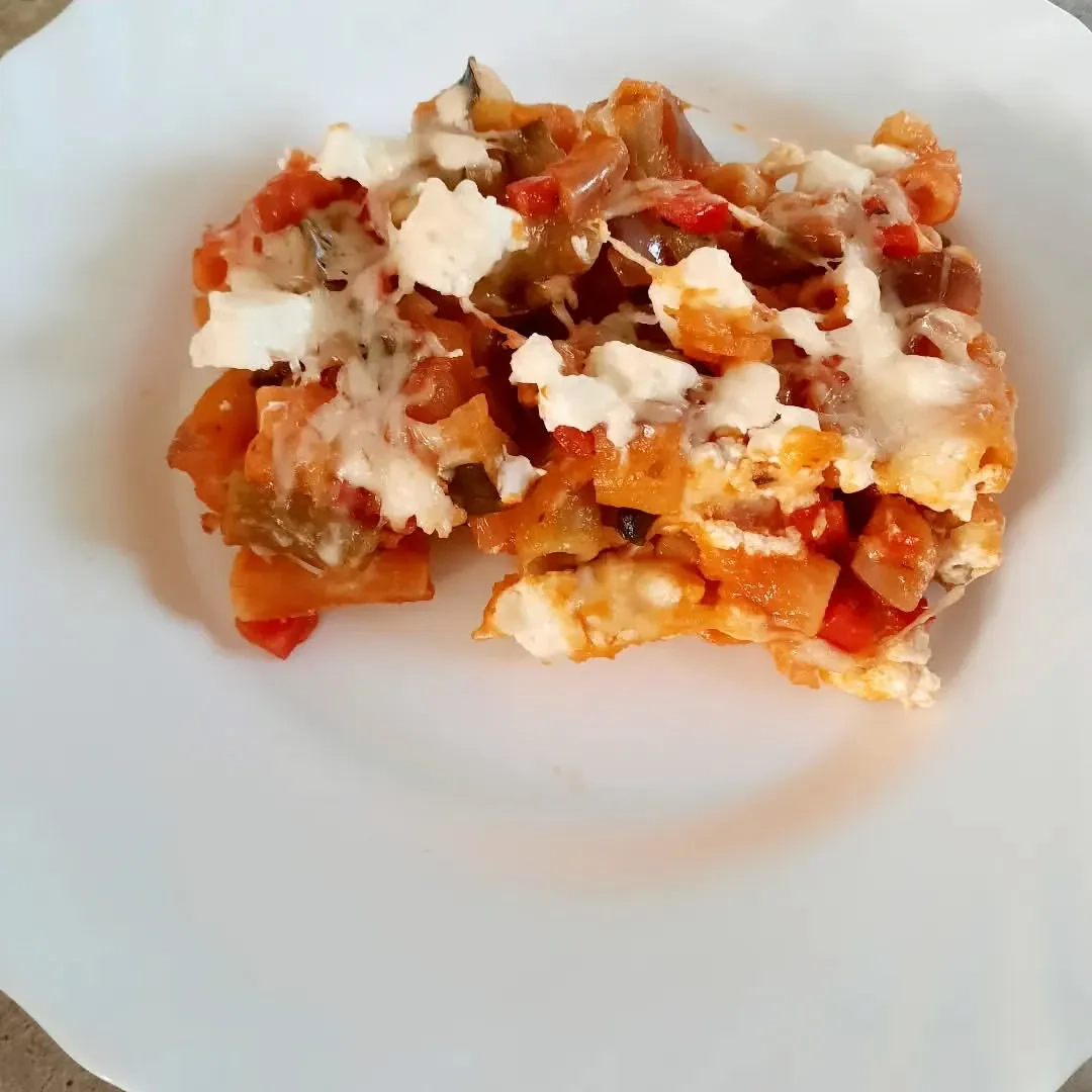 Prancūzižko daržovių troškinio užkepėlė su makaronais