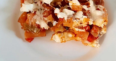 Prancūziško daržovių troškinio užkepėlė su makaronais