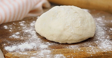 Paprasta picos tešla be mielių iš 2 ingredientų