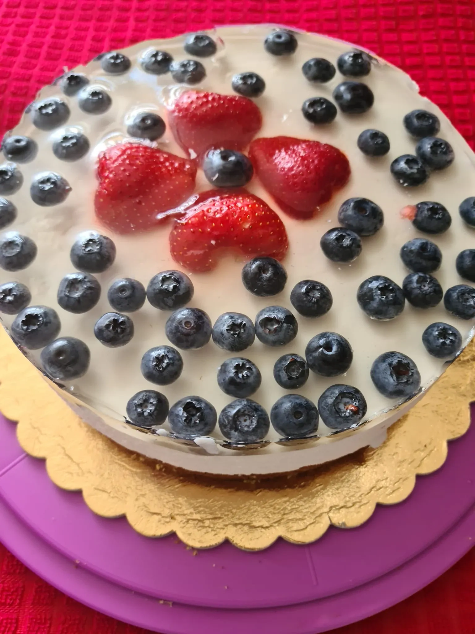 Gaivus jogurtinis sūrio tortas su šilauogėmis ir braškėmis