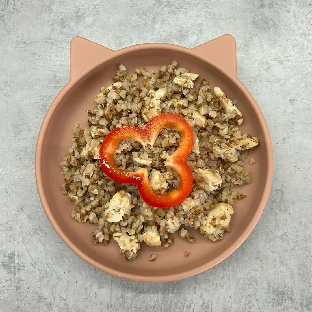 Skani grikių košė su vištiena ir paprika
