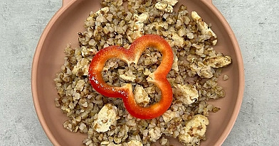 Skani grikių košė su vištiena ir paprika