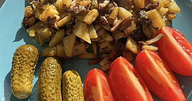 Keptos bulvės su raudonviršiais ir svogūnais