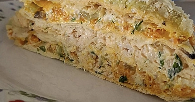 Napoleono tortas su vištiena ir keptomis daržovėmis