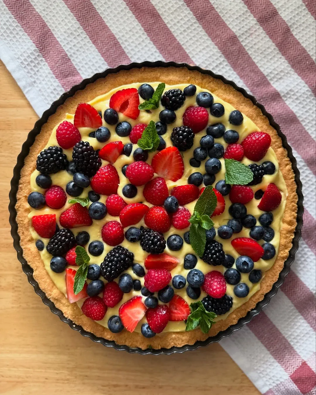 Prancūziška tarta su plikytu vaniliniu kremu ir uogomis