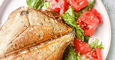 Trikampiai karšti sumuštiniai su avokadu, krabų lazdelėmis ir sūriu