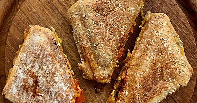 Veganiški trikampiai sumuštiniai su keptu tofu ir pomidorais