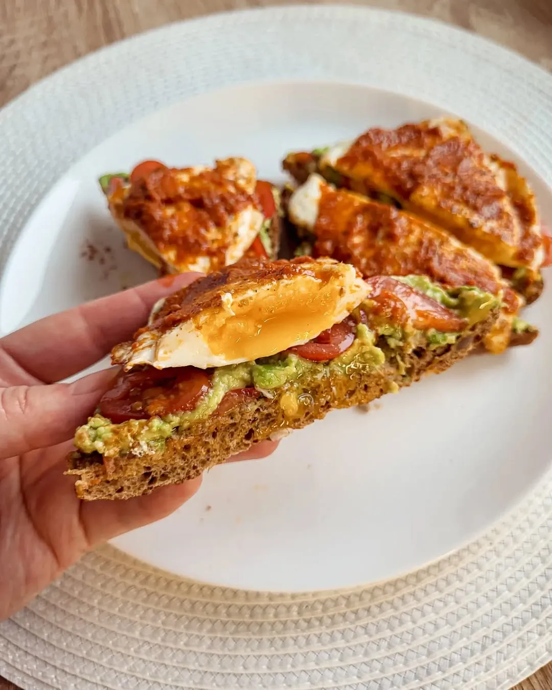 Sveikas avokado ir kiaušinių sumuštinis su Pesto Rosso padažu