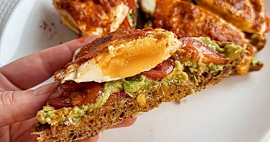 Sveikas avokado ir kiaušinių sumuštinis su Pesto Rosso padažu