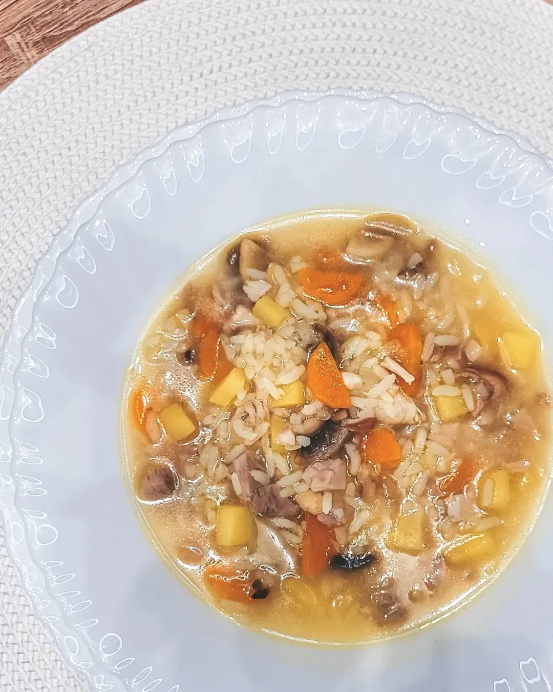 Ryžių sriuba su rūkyta vištiena ir daržovėmis