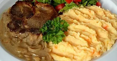Kiaulienos kepsnys su grietinėlės ir svogūnų padažu