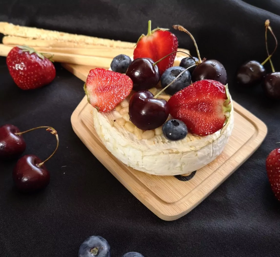 Orkaitėje keptas camembert (kamambero) sūris su medumi ir riešutais