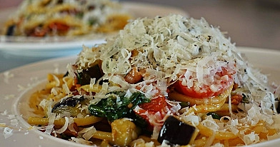 Makaronai: Pasta su vytintu kumpiu, špinatais ir baklažanais