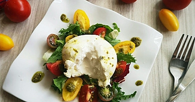 Salotos su pomidorais ir burrata sūriu