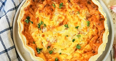 Sotus nesaldus pyragas su mėsa ir sūriu - Lotaringijos kišas (Quiche Lorraine)