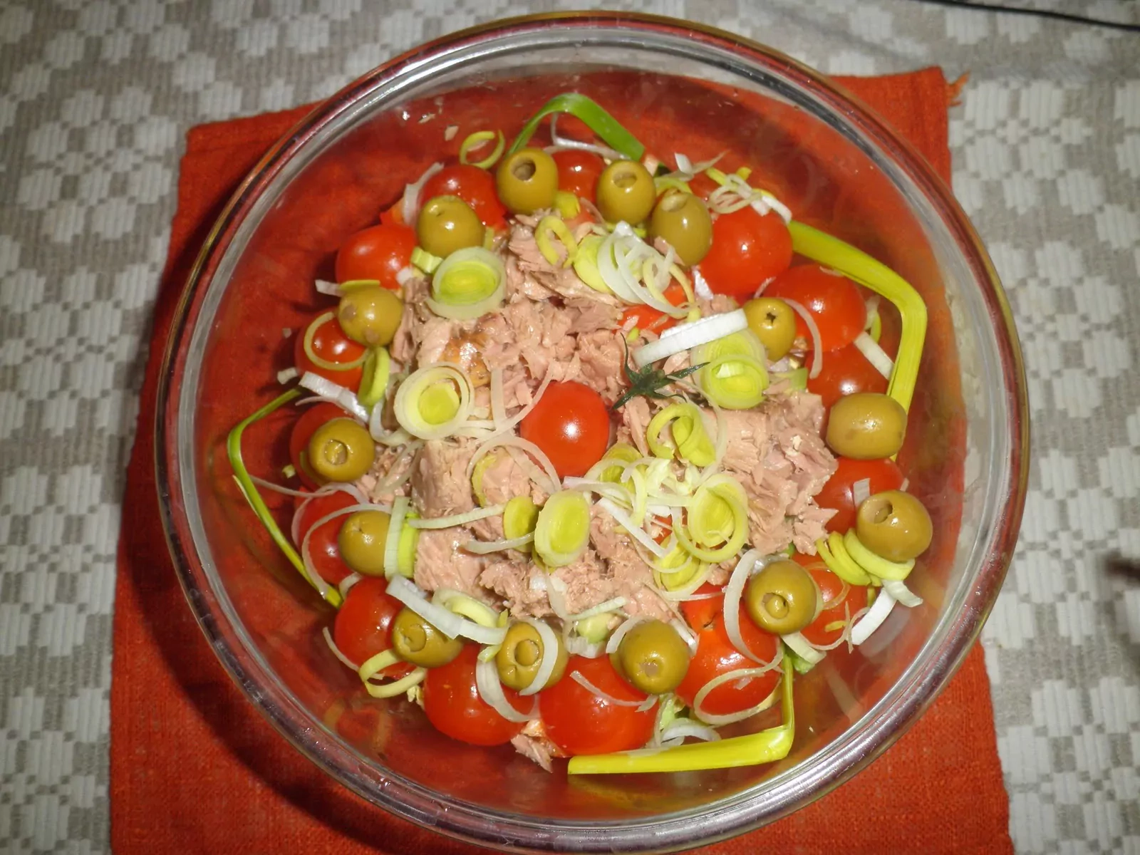 Salotos su tunu, paprikomis, avokadu, pomidorais ir alyvuogėmis