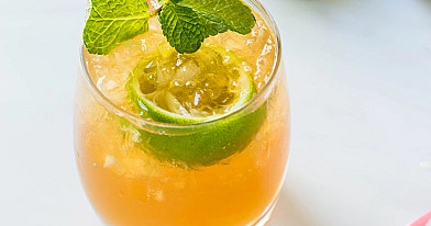 Mai tai - alkoholinis kokteilis su romu
