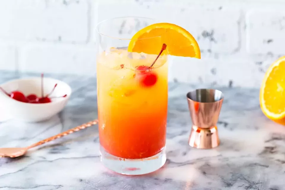 Tequila Sunrise ("Tekilos saulėtekis") alkoholinis kokteilis