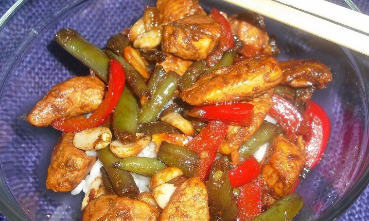 Vištiena stir-fry su šparaginėmis pupelėmis