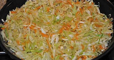 Vegetariškas šviežių kopūstų troškinys