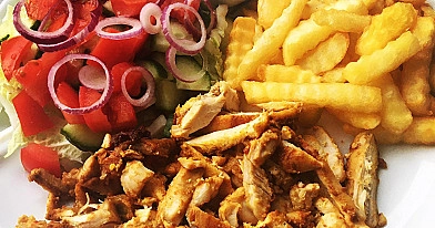 Vištienos kebabas lėkštėje | Receptas